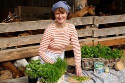 Agnès cultive ses fines-herbes